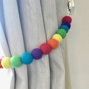 Fermacravatta con palla di feltro arcobaleno, fermacravatta con pom pom arcobaleno, fermacravatta per tende
