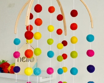 Babymobiel mobiel met regenboog vilten bal: gewelfde pompon