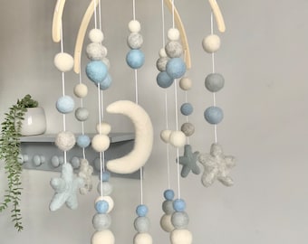 Mobiel babyblauwe vilten bal: maan en ster babykamerdecoratie