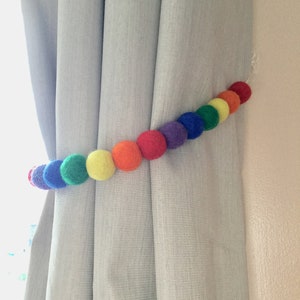 Fermacravatta con palline di feltro arcobaleno / fermacravatta con pom pom luminoso / fermacravatta per tende