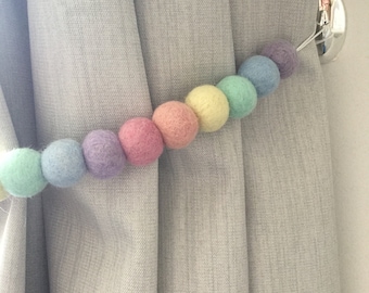 Pastelkleurige regenboog vilten bol gordijn met strikband op de achterkant: wollen pompondecor