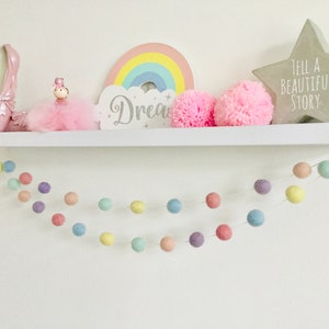 Guirnalda de pompones de arco iris pastel, guirnalda de vivero de bolas de unicornio, decoración de fiesta, empavesado de ducha de bebé imagen 4