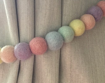 Pastelkleurige regenboog vilten bol gordijn met strikband op de achterkant: wollen pompondecor