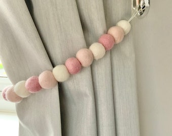 Alzapaños de cortina con bolas de fieltro rosa ruborizado: decoración de arcoíris pastel