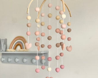 Móvil de guardería de bolas de fieltro de corazón rubor arqueado de madera - decoración de guardería de bolas de fieltro para niña - móvil de cuna - móvil de bebé colorido