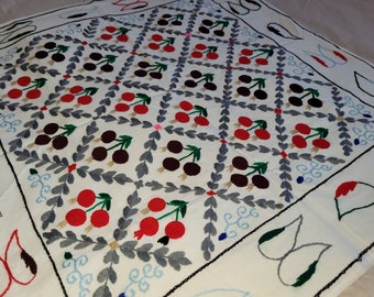 Embroidered table cloth - "Anor"