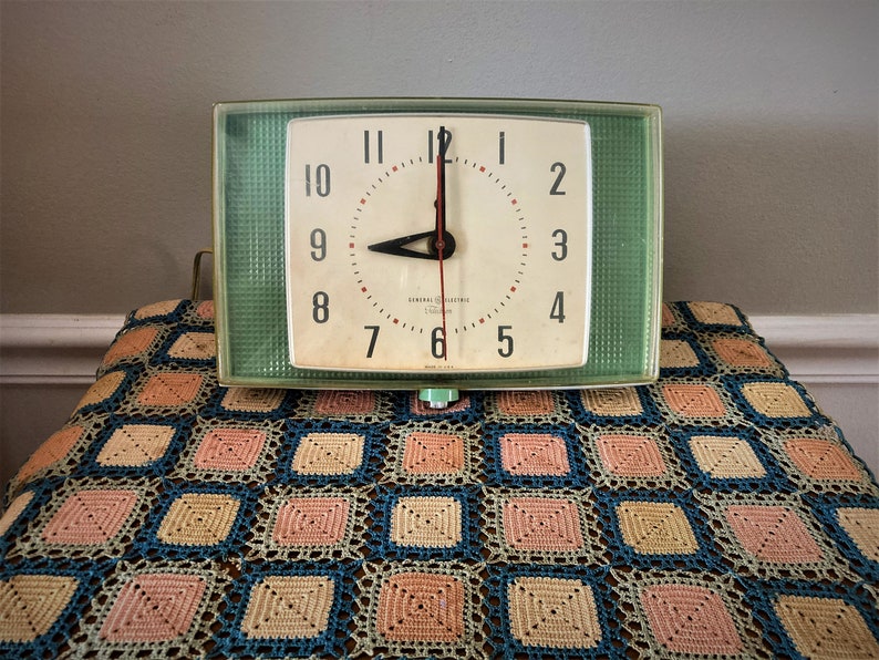 Working Retro Green 1940s General Electric Telechron Jadite Green Plug in Wall Clock Atomic Green Handing Plug in Clock Art Deco