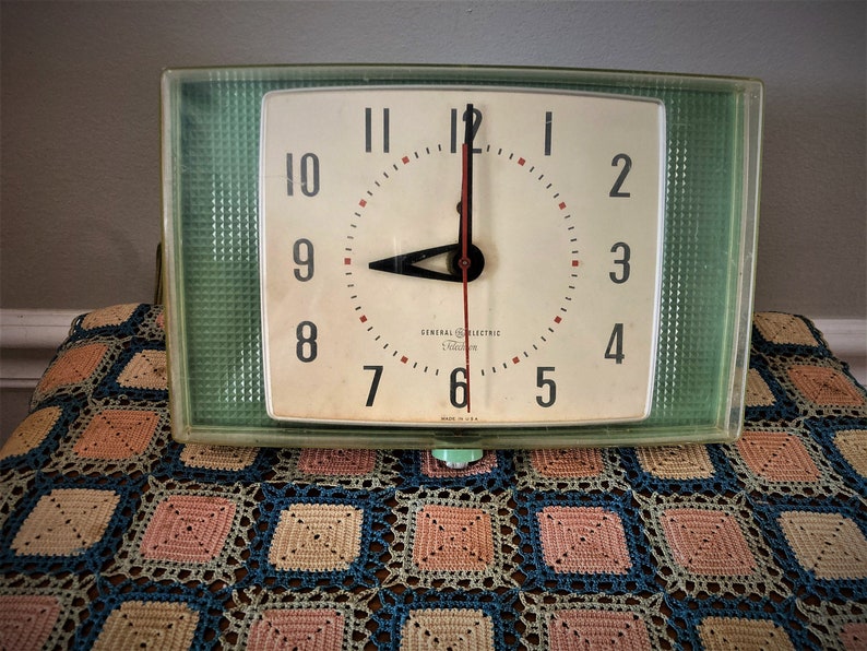Working Retro Green 1940s General Electric Telechron Jadite Green Plug in Wall Clock Atomic Green Handing Plug in Clock Art Deco