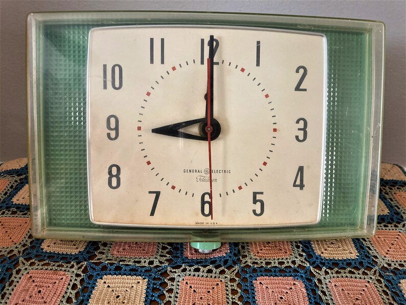 Working Retro Green 1940s General Electric Telechron Jadite Green Plug in Wall Clock Atomic Green Handing Plug in Clock Art Deco