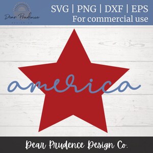 Op de afbeelding: Rode ster met het woord "america" geschreven in blauwe cursieve letters op een witte houtnerf achtergrond.