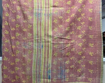 Op de afbeelding: Een grote, rechthoekige, roze quilt met een bloemenpatroon en gestreepte accenten. De quilt heeft gele bloemmotieven verspreid over de roze stof. Een centrale verticale streep en een randstreep zijn geel en groen. Het label luidt "VQ1811".