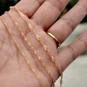 Cadena de serpiente plana retorcida alternativa rellena de oro de 18 quilates. Personaliza el collar en Singapur. Tamaños de 1,5 mm, 2 mm y 2,8 mm. Para joyería de 90 cm y venta al por mayor.