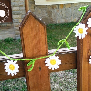 Crochet daisy garland with leaves, large daisies bunting, farmhouse summer decor, daisies with leaves garland Pattern, Instant Download 5023 image 1