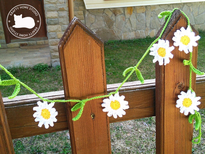 Crochet daisy garland with leaves, large daisies bunting, farmhouse summer decor, daisies with leaves garland Pattern, Instant Download 5023 image 1
