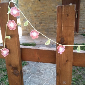 Bloesembloemenslinger in pastelkleuren, kinderkamerdecoratie, gehaakte slinger, roze bloemen