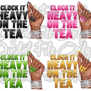 以下が含まれることがあります： 「Clock It Heavy On The Tea」の文字が4色（黒、ピンク、緑、金）でデザインされたデジタルデザイン。各デザインには、長くマニキュアされた爪と宝石をちりばめたブレスレットをつけた手が描かれています。テキストは太字です。