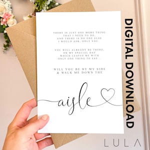 Op de afbeelding: Een witte kaart met een handgeschreven bericht in zwarte inkt, vastgehouden in een hand. De kaart zit in een bruine envelop. De tekst luidt "Will you be by my side & walk me down the aisle". De tekst "Digital Download" staat rechts.