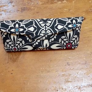 Vera Bradley Black Sunglasses with Patterned Fabric Case Vera Bradley | Accessories | Vera Bradley Floral Print  main image 2