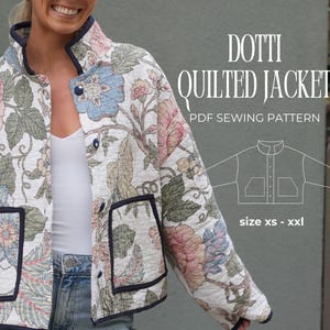 Peut inclure: Veste matelassée à motifs floraux roses, bleus et verts sur fond blanc, avec bordure et poches bleu marine. Le texte sur l'image indique "DOTTI QUILTED JACKET PDF SEWING PATTERN" et "size xs - xxl".