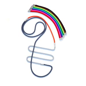 Puede incluir: Un juego de cordones de colores con cierres metálicos. Los cordones están dispuestos en forma de arcoíris, con el cordón rojo en la parte superior y el cordón morado en la parte inferior. Los cordones tienen todos la misma longitud y tienen un cierre metálico plateado en el extremo.