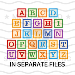 以下が含まれることがあります： 各文字が別々のブロックにあるカラフルなアルファベットブロックセット。ブロックは、AからZまでの文字が順番に並んだ行に配置されています。各ブロックは異なる色で、文字は白いフォントです。ブロックの下に「IN SEPARATE FILES」というテキストがあります。