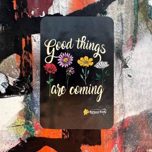 Le cose belle stanno arrivando - adesivo in vinile impermeabile per uso interno ed esterno, messaggio positivo, adesivo per laptop, telefono, tablet
