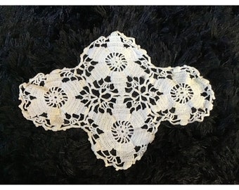 4 Daisies Crochet Doily White Cotton Handmade Vintage 10 Inch 923B