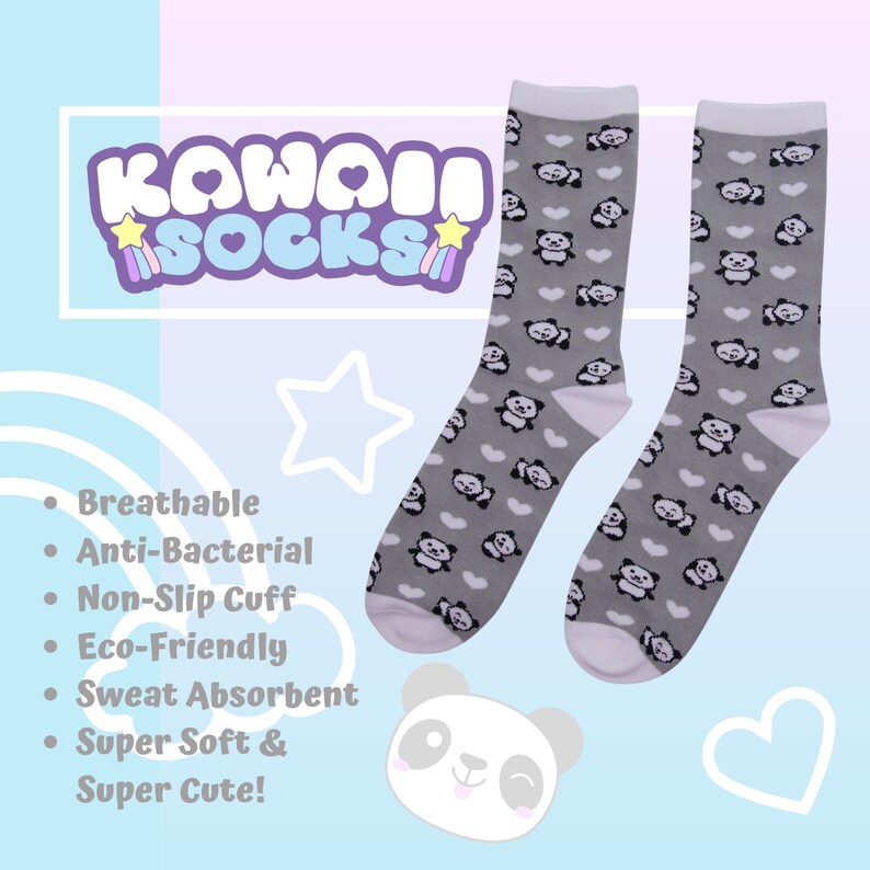 K&ouml;nnte beinhalten: Ein Paar graue Socken mit einem wei&szlig;en Panda- und Herz-Druck. Die Socken sind atmungsaktiv, antibakteriell und haben einen rutschfesten Bund. Der Text "Kawaii Socks" befindet sich in der oberen linken Ecke des Bildes.