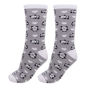 K&ouml;nnte beinhalten: Ein Paar graue Socken mit einem wei&szlig;en Panda- und Herzmuster.