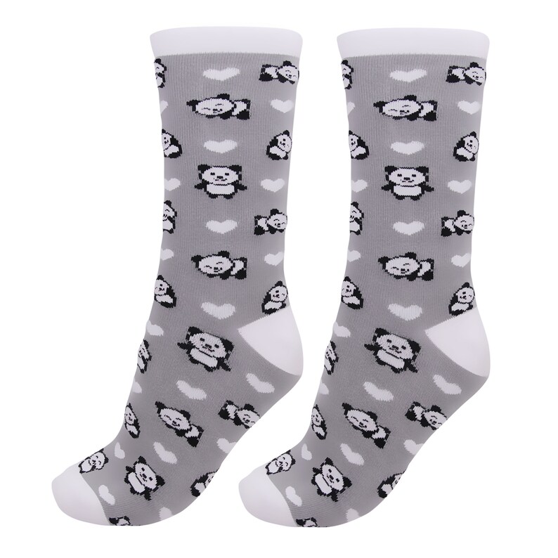 K&ouml;nnte beinhalten: Ein Paar graue Socken mit einem wei&szlig;en Panda- und Herzmuster.
