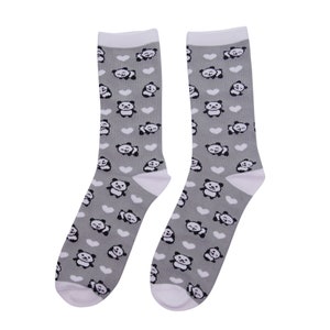 K&ouml;nnte beinhalten: Ein Paar graue Socken mit wei&szlig;em Hintergrund und einem sich wiederholenden Muster aus schwarzen und wei&szlig;en Pandab&auml;ren und wei&szlig;en Herzen.