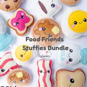 Puede incluir: Una colección de peluches de comida de fieltro, que incluye una galleta, tostadas con mermelada, un panqueque, un huevo frito, tocino y una rebanada de tostada. El texto "Food Friends Stuffies Bundle" y "7 Designs 3 Sizes" también es visible.