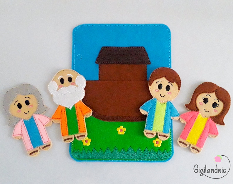 Pode incluir: Marionetes de dedo de feltro de uma fam&iacute;lia com uma arca marrom atr&aacute;s deles. A fam&iacute;lia &eacute; composta por um homem com barba branca, uma mulher com cabelo castanho e duas crian&ccedil;as, uma com cabelo cinza e outra com cabelo castanho. A arca &eacute; marrom com um c&eacute;u azul atr&aacute;s.
