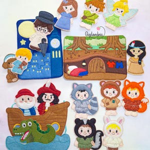 以下が含まれることがあります： 子供向けの物語のキャラクターやシーンを描いた、カラフルなフェルト人形のコレクション。 海賊船、森のシーン、動物の衣装を着た様々なキャラクター人形が含まれています。 これらの人形は、細部まで手縫いされています。