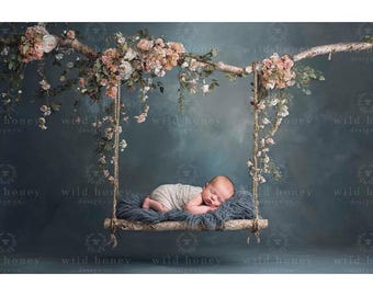 Cyfrowe tło dla noworodka z motywem huśtawki kwiatowej: gałązka, niebieski, różowe kwiaty (pobranie cyfrowe)