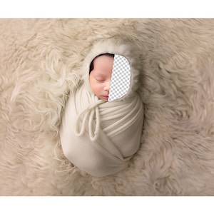Puede incluir: Un bebé recién nacido envuelto en una manta blanca, durmiendo sobre una alfombra de piel blanca y esponjosa.