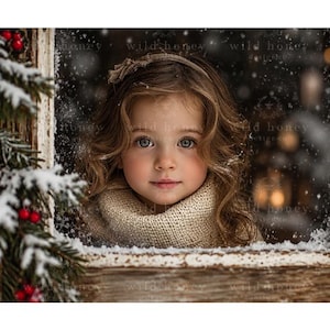 Könnte beinhalten: Ein Kind mit welligem braunem Haar trägt einen beigen Strickpullover und ein passendes Stirnband, positioniert hinter einem rustikalen Holzfensterrahmen, der mit schneebedeckten Tannenzweigen und roten Beeren verziert ist.
