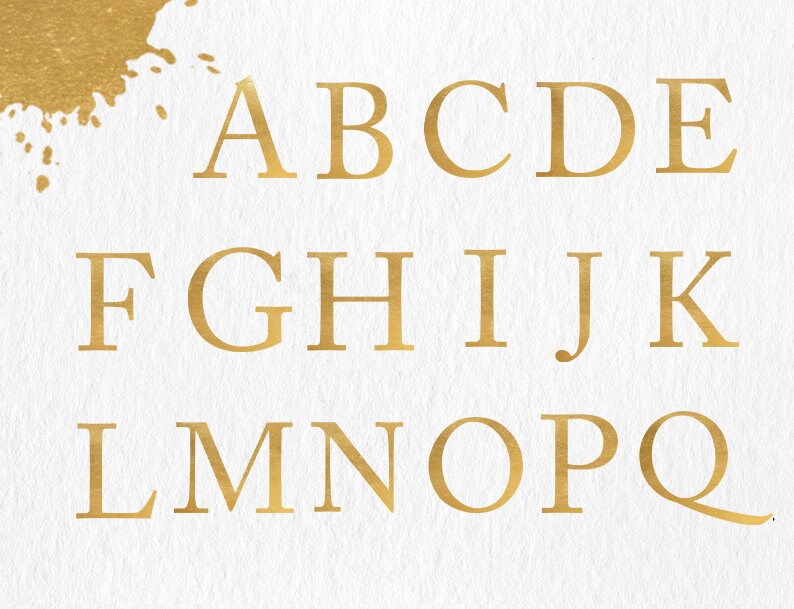 Op de afbeelding: Gouden folie letters van het alfabet, A tot en met Q, op een witte achtergrond.