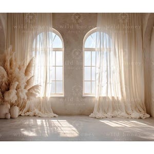 Pode incluir: Um fundo de fotografia digital com duas janelas em arco com cortinas creme translúcidas, um chão de betão e um grande arranjo de erva das pampas bege em dois vasos de cerâmica. A imagem inclui o texto de marca de água wild honey design co.