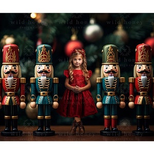 以下が含まれることがあります： 赤いドレスを着た女の子の前に、木製のナッツクラッカーの置物が4つ並んでいます。ナッツクラッカーのうち2つは緑色、2つは赤色です。ナッツクラッカーは金色のアクセントとペイントされたディテールが施されています。
