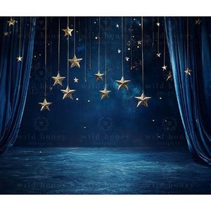 Puede incluir: Un telón de fondo digital que presenta una cortina de terciopelo azul oscuro con estrellas doradas colgando de la parte superior. El fondo es azul oscuro con una textura sutil y algunas luces parpadeantes.