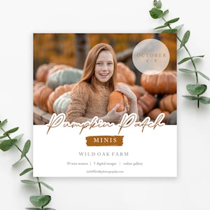Pode incluir: Um quadrado branco com texto castanho anunciando uma sessão de fotos Pumpkin Patch Minis na Wild Oak Farm. O texto inclui as datas de 4 a 8 de outubro, uma sessão de 30 minutos, 5 imagens digitais, uma galeria online e o site info@fireflyphotography.com. A imagem de fundo mostra uma menina segurando uma abóbora na frente de uma pilha de abóboras.