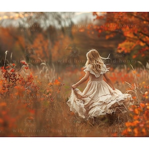 Op de afbeelding: Een jong meisje in een witte jurk met kant loopt door een veld met hoog gras en rode bladeren. De achtergrond is een wazig beeld van bomen met herfstbladeren.
