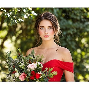 Pode incluir: Uma pessoa com cabelo castanho escuro preso num coque usa um vestido vermelho com ombros à mostra. Segura um grande e colorido ramo de flores com flores cor-de-rosa, vermelhas e brancas e folhagem verde contra um fundo exterior desfocado.
