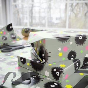 Papel de regalo gris Soot Sprite/Susuwatari Ghibli, papel de regalo para cumpleaños, baby showers, ocasiones especiales, papel de regalo reutilizable imagen 1