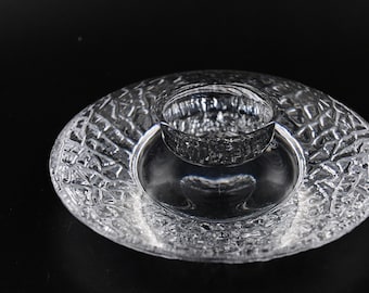 Portavelas votivo en forma de disco de cristal de plomo de Orrejors Sweden, diseñado por Lars Hellston.