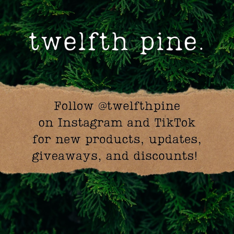 K&ouml;nnte beinhalten: Ein braunes Papierschild mit zerrissenen R&auml;ndern vor einem Hintergrund aus gr&uuml;nen Kiefernnadeln. Auf dem Schild steht "Folge @twelfthpine auf Instagram und TikTok f&uuml;r neue Produkte, Updates, Gewinnspiele und Rabatte!"