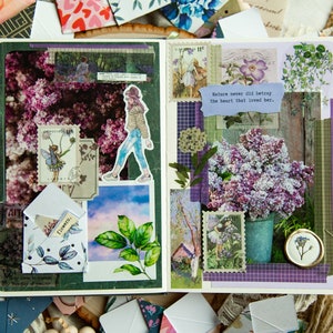 K&ouml;nnte beinhalten: Eine Scrapbook-Seite mit einem lila und gr&uuml;nen Farbschema. Die Seite ist mit verschiedenen Stickern, Stempeln und Papierschnipseln verziert. Die Seite zeigt ein Zitat &uuml;ber die Natur und ein Bild eines Strau&szlig;es lila Blumen.