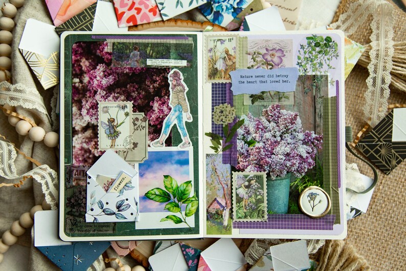 K&ouml;nnte beinhalten: Eine Scrapbook-Seite mit einem lila und gr&uuml;nen Farbschema. Die Seite ist mit verschiedenen Stickern, Stempeln und Papierschnipseln verziert. Die Seite zeigt ein Zitat &uuml;ber die Natur und ein Bild eines Strau&szlig;es lila Blumen.