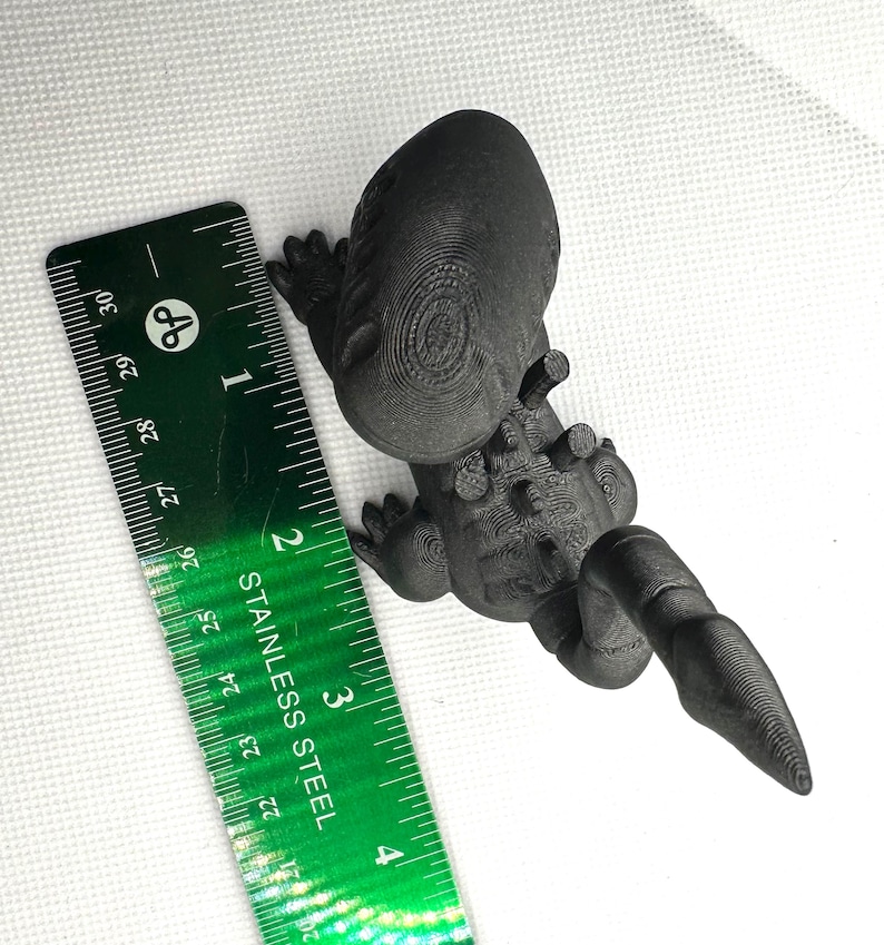 Puede incluir: Figurita de drag&oacute;n negro impresa en 3D. El drag&oacute;n est&aacute; en posici&oacute;n de pie con la cola enroscada alrededor de su cuerpo. El drag&oacute;n mide aproximadamente 7,6 cm de alto.